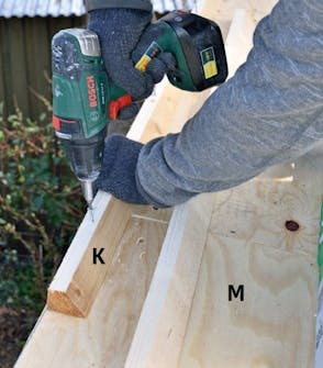 Kolmiorimojen ruuvaaminen Kolmiorimojen ruuvaaminen pihavarastoon